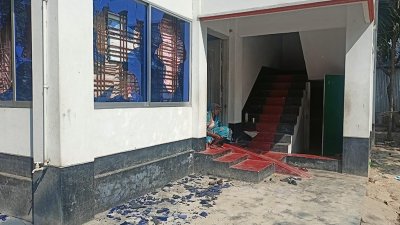 ভাঙচুর করা বাড়িঘর