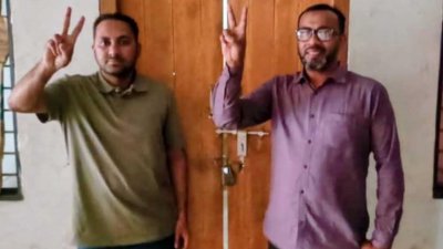 চট্টগ্রাম নগরীর নিউ মার্কেট মোড় সংলগ্ন দোস্ত বিল্ডিংয়ে উত্তর জেলা আওয়ামী লীগের কার্যালয়ে দলের সাইনবোর্ড টানিয়ে দিয়েছেন নেতাকর্মীরা