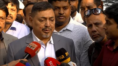 বিএনপি চেয়ারম্যানের সঙ্গে সাক্ষাৎ শেষে গণমাধ্যমে কথা বলছেন মন্ত্রিপরিষদ সচিব নাসিমুল গণি। ছবি: সংগৃহীত