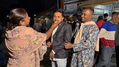 ডা. এ জেড এম জাহিদ হোসেনকে মহিলা ও শিশু বিষয়ক মন্ত্রণালয় এবং সমাজকল্যাণ মন্ত্রণালয়ের মন্ত্রী করায় হিলিতে আনন্দ মিছিল ও মিষ্টি বিতরণ
