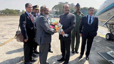 শাহজালাল বিমানবন্দরে ওম বিড়লা ও বিক্রম মিশ্রিকে শুভেচ্ছা জানান পররাষ্ট্র মন্ত্রণালয়ের কর্মকর্তা