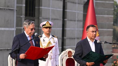 জাতীয় সংসদ ভবনের দক্ষিণ প্লাজায় প্রধানমন্ত্রী হিসেবে শপথ গ্রহণ করছেন বিএনপি চেয়ারম্যান তারেক রহমান