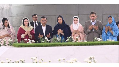 সপরিবারে কবর জিয়ারত করছেন প্রধানমন্ত্রী তারেক রহমান