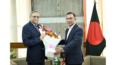 প্রধানমন্ত্রী তারেক রহমান রাষ্ট্রপতিকে পুষ্পস্তবক দিয়ে শুভেচ্ছা জানাচ্ছেন