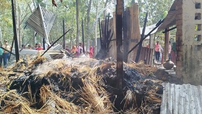বাড়িতে পেট্রোল বোমা মেরে আগুন ধরিয়ে দেওয়ার অভিযোগ উঠেছে