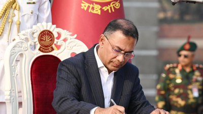 শপথ পাঠ শেষে নিয়োগপত্রে সই করছেন  প্রধানমন্ত্রী তারেক রহমান
