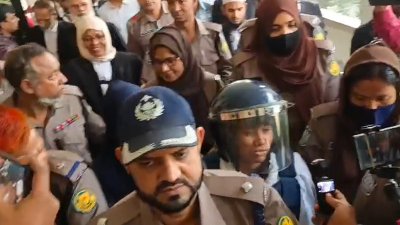 জোড়া খুনের আসামি আফরোজা বেগম এবং তার গৃহকর্মী দিতি হত্যা মামলায় গৃহকর্মী সুরভী আক্তারকে আদালতে নেওয়া হচ্ছে
