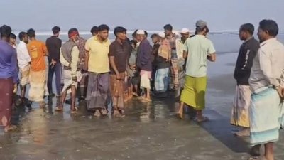 স্থানীয়রা লাশ দেখে পুলিশে খবর দেন
