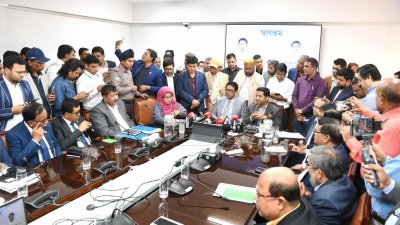মন্ত্রণালয়ের কর্মকর্তাদের সঙ্গে মতবিনিময় করেন  শিক্ষা এবং প্রাথমিক ও গণশিক্ষামন্ত্রী আ ন ম এহছানুল হক মিলন,