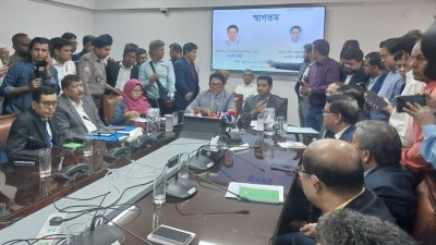 সাংবাদিকদের সঙ্গে কথা বলছেন শিক্ষামন্ত্রী