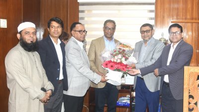 মন্ত্রণালয়ের কর্মকর্তারা স্বাস্থ্যমন্ত্রীকে ফুল দিয়ে শুভেচ্ছা জানান