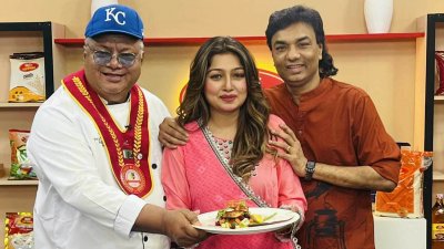 অনুষ্ঠান সেটে রন্ধনশিল্পী টনি খান, সঞ্চালক জেনি ও কণ্ঠশিল্পী আগুন