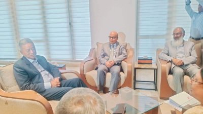 সচিবালয়ে নতুন অর্থমন্ত্রী আমীর খসরু মাহমুদ চৌধুরী।  ছবি: বাংলা ট্রিবিউন