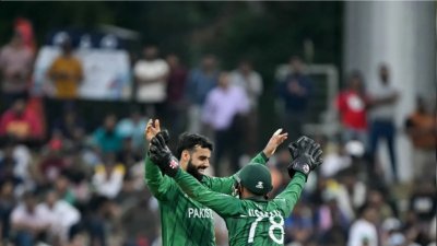 দুর্দান্ত বোলিং করেছেন শাদাব খান।