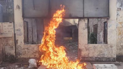 হবিগঞ্জ জেলা আওয়ামী লীগের কার্যালয়ে পতাকা উত্তোলনের দুই ঘণ্টা পর অগ্নিসংযোগ করা হয়