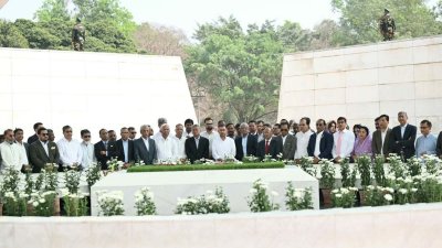 জিয়াউর রহমান ও খালেদা জিয়ার কবর জিয়ারত করছেন তারেক রহমানসহ মন্ত্রিসভার সদস্যরা। ছবি: সংগৃহীত