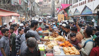 পুরান ঢাকায় ইফতারি বিক্রি জমজমাট