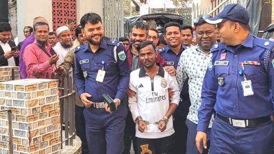 আশরাফুল হোসেন আলম ওরফে হিরো আলমকে গ্রেফতার করেছে পুলিশ
