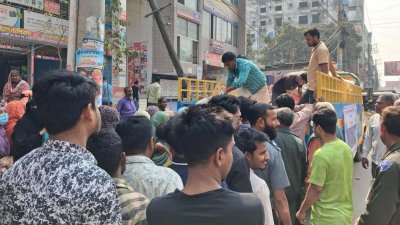 রংপুরে রমজানের প্রথম দিনে টিসিবির পণ্য নিতে লাইনে দাঁড়ানো নিয়ে ধাক্কাধাক্কি ও হাতাহাতির ঘটনা ঘটেছে
