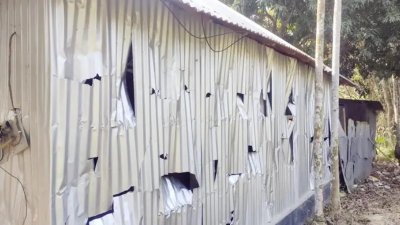 সংঘর্ষে ক্ষতিগ্রস্ত বাড়ি
