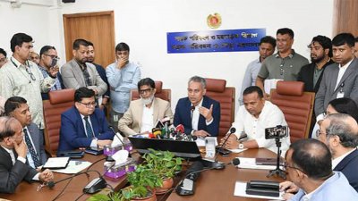 সাংবাদিকদের সঙ্গে কথা বলছেন সড়ক পরিবহন ও যোগাযোগমন্ত্রী শেখ রবিউল আলম