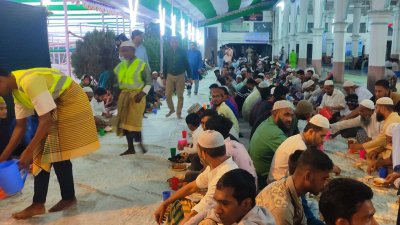 রমজানের প্রথম দিন থেকে নানা বয়স ও শ্রেণিপেশার হাজারো রোজাদারের মিলনমেলায় পরিণত হয়েছে চট্টগ্রাম নগরের ঐতিহ্যবাহী আন্দরকিল্লা শাহী জামে মসজিদ