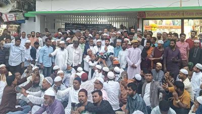 শ্রমজীবীদের সঙ্গে ইফতার করলেন ইশরাক হোসেন