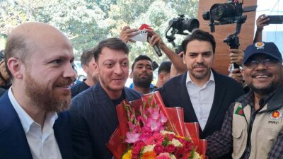 ওজিল ও তুরস্কের প্রেসিডেন্ট রিসেপ তাইয়েপ এরদোয়ানের ছেলে নেকমোদ্দিন বিলাল এরদোয়ান কক্সবাজারের উখিয়া রোহিঙ্গা ক্যাম্প পরিদর্শন করেছেন