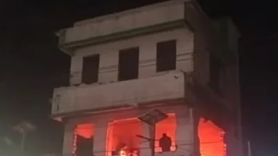 ময়মনসিংহের তারাকান্দায় কার্যক্রম নিষিদ্ধ আওয়ামী লীগের কার্যালয়ে টায়ার জ্বালিয়ে আগুন দিয়েছে বৈষম্যবিরোধী ছাত্র আন্দোলন ও এনসিপির নেতাকর্মীরা। ছবি: সংগৃহীত
