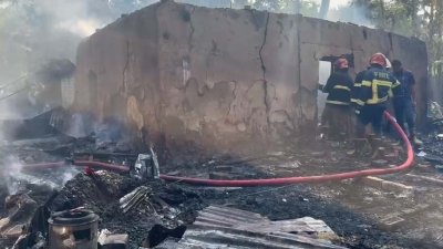 ফায়ার সার্ভিসের একটি দল ঘটনাস্থলে পৌঁছে আগুন নিয়ন্ত্রণে আনে