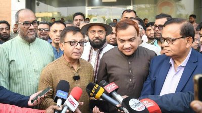সাংবাদিকদের সঙ্গে কথা বলছেন বাণিজ্যমন্ত্রী খন্দকার আব্দুল মুক্তাদির