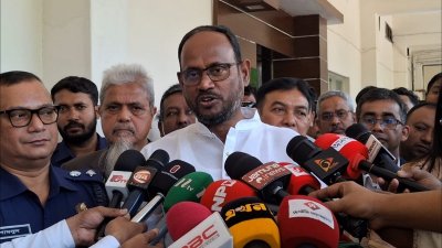 টাঙ্গাইলে মতবিনিময় সভা শেষে সাংবাদিকদের সঙ্গে কথা বলেন সুলতান সালাউদ্দিন টুকু