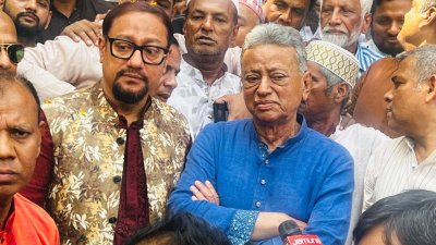 শাহ আমানত আন্তর্জাতিক বিমানবন্দরে সাংবাদিকদের সঙ্গে কথা বলেন অর্থ ও পরিকল্পনামন্ত্রী আমির খসরু মাহমুদ চৌধুরী