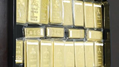 ২১ কেজি ওজনের স্বর্ণের বার দান করেছেন অজ্ঞাত ব্যক্তি। ছবি: বিবিসি