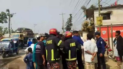 ঘটনাস্থলে ফায়ার সার্ভিস ও অন্যরা