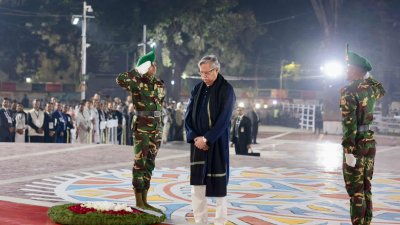 একুশের প্রথম প্রহরে কেন্দ্রীয় শহীদ মিনারে পুষ্পস্তবক অর্পণ করছেন রাষ্ট্রপতি মো. সাহাবুদ্দিন (ছবি: নাসিরুল ইসলাম)
