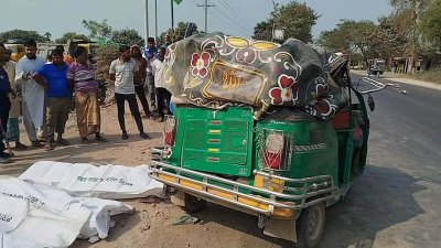 দুর্ঘটনাকবলিত অটোরিকশা