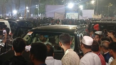 শহীদ মিনারে জামায়াতের আমিরকে দেখে স্লোগান-পাল্টা স্লোগান