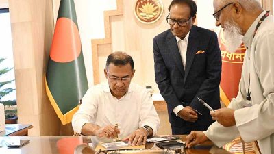তেজগাঁও কার্যালয়ে অফিস করছেন তারেক রহমান