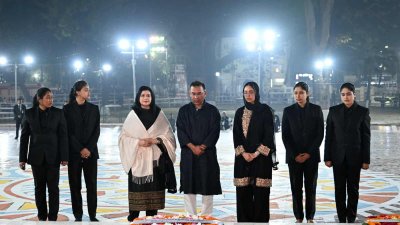 শহীদ মিনারে ভাষা শহীদদের প্রতি গভীর শ্রদ্ধা নিবেদন করছেন শহীদ রাষ্ট্রপতি জিয়াউর রহমান ও সাবেক প্রধানমন্ত্রী বেগম খালেদা জিয়ার পরিবারের সদস্যরা (ছবি: নাসিরুল ইসলাম)