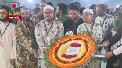 ডাকসুর পক্ষ থেকে শহীদ মিনারে শ্রদ্ধা নিবেদন (ছবি: সর্ব মিত্র চাকমার ফেসবুকে পোস্ট থেকে নেওয়া)
