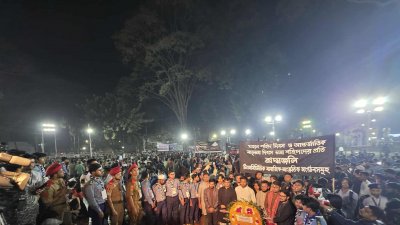 শহীদ মিনারে ভাষা আন্দোলনের বীর শহীদদের প্রতি বিনম্র শ্রদ্ধা জানিয়েছেন সর্বস্তরের মানুষ। ছবি: নাসিরুল ইসলাম