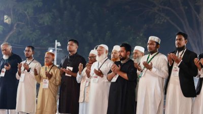 শ্রদ্ধা নিবেদন করছেন জাতীয় সংসদের বিরোধীদলীয় নেতা ও জামায়াতে ইসলামীর আমির ডা. শফিকুর রহমান (ছবি: নাসিরুল ইসলাম)
