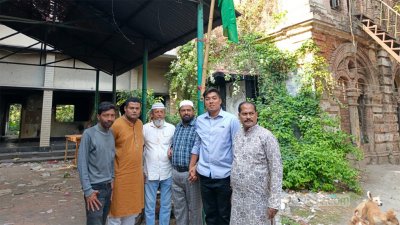 পাবনা জেলা আওয়ামী লীগের কার্যালয়ের সামনে জাতীয় পতাকা উত্তোলন করেছেন দলটির কয়েকজন নেতা-কর্মী