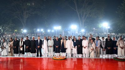 শহীদ মিনারে ভাষা শহীদদের প্রতি গভীর শ্রদ্ধা নিবেদন করেছে বাংলাদেশ জাতীয়তাবাদী দল (বিএনপি)