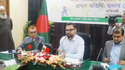 সাংবাদিকদের সঙ্গে আলাপকালে যুব ও ক্রীড়া প্রতিমন্ত্রী আমিনুল।