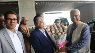 মুহম্মদ ইউনূসকে অভ্যর্থনা জানান তার দির্ঘদিনের সহকর্মীরা