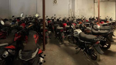 যশোর শহরের ঘোপ এলাকার একটি গোডাউন থেকে যুক্তরাষ্ট্রের তৈরি ৭৭টি নতুন মোটরসাইকেল জব্দ করেছেন ভ্রাম্যমাণ আদালত