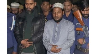 জানাজায় আলাউদ্দিন পাটোয়ারী (পাঞ্জাবি পরা)