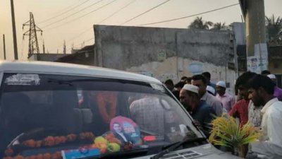 দুর্ঘটনার পর সংসদ সদস্য আলমগীর মোহাম্মদ মাহফুজ উল্লাহর গাড়িবহরের কয়েকটি গাড়ি আটকে রাখেন স্থানীয় লোকজন
